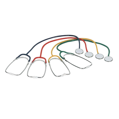 Quatre stéthoscopes à tête plate en PVC AMPri MED-COMFORT, disponibles en bleu marine, rouge, jaune et vert de la société AMPri Handelsgesellschaft mbH, sont soigneusement disposés côte à côte. Les pièces de poitrine sont parfaitement alignées en ligne, tandis que les tubes forment des arcs élégants au-dessus. Ils sont idéaux pour une utilisation dans les hôpitaux.