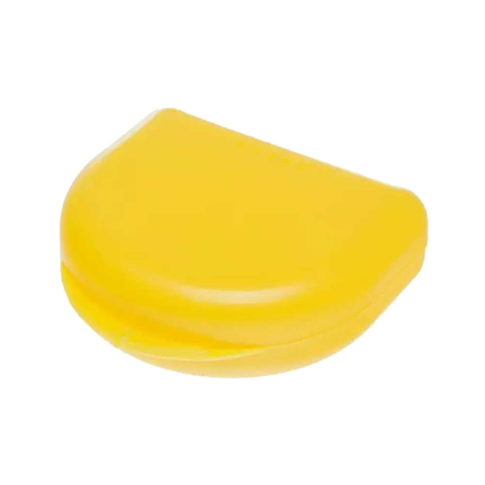Un conteneur en plastique compact, jaune et demi-circulaire avec un couvercle rabattable, idéal pour le rangement des appareils dentaires. Cette boîte de gouttières dentaires en PP AMPri de AMPri Handelsgesellschaft mbH est fabriquée en polypropylène durable et assure que vos appareils dentaires sont rangés en toute sécurité et hygiéniquement.