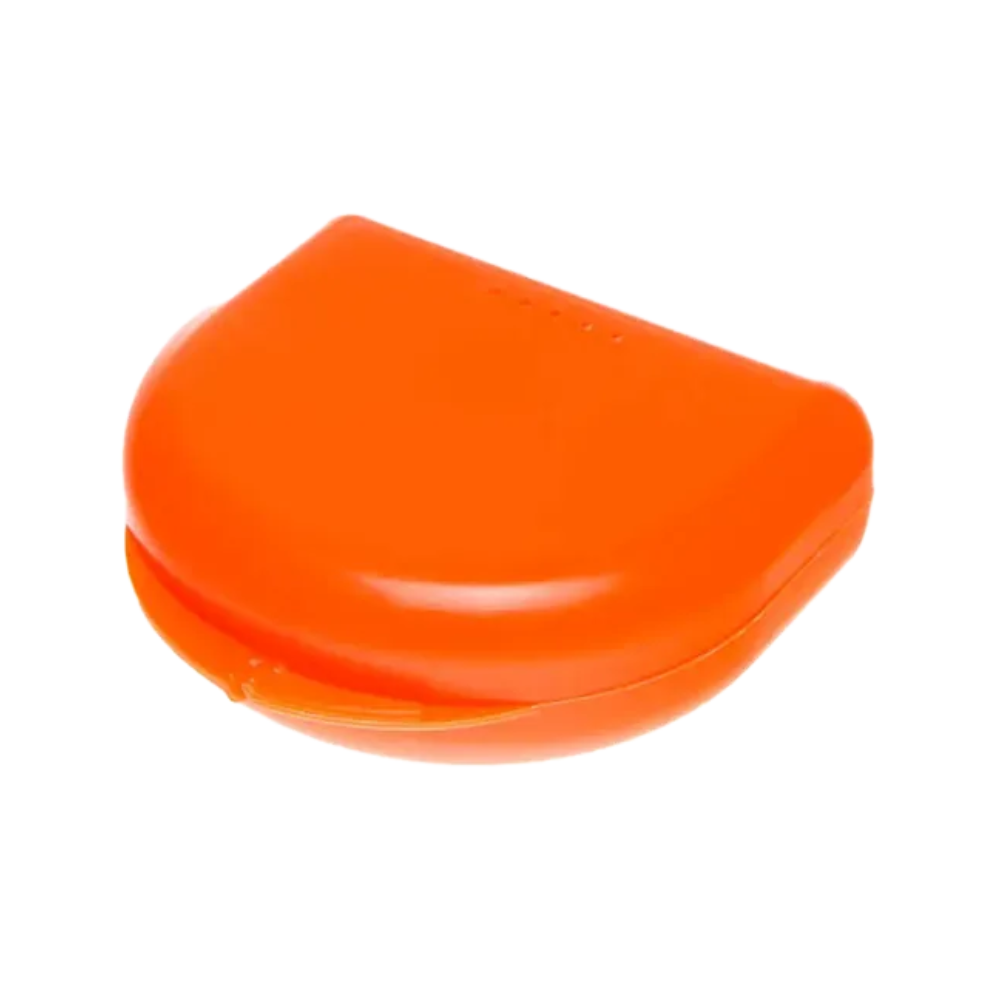 Un conteneur en plastique rectangulaire orange en polypropylène avec un couvercle rabattable, conçu pour le rangement et la protection d'objets comme les protège-dents ou appareils dentaires. Cette boîte de gouttières dentaires en PP AMPri pour adultes de AMPri Handelsgesellschaft mbH a une surface lisse et se distingue par un design simple et compact.