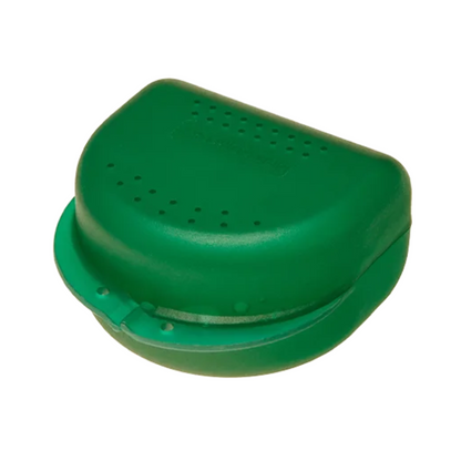 Un conteneur à appareils dentaires AMPri en polypropylène pour adultes, disponible en différentes couleurs, de dimensions 80 x 80 x 45 cm, avec un couvercle à charnière et de petits trous de ventilation sur le dessus.