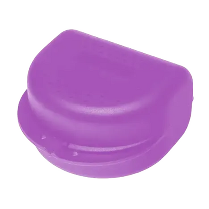 La boîte à appareils dentaires AMPri PP pour adultes, disponible en plusieurs couleurs et avec des dimensions de 80x80x45 cm, est fabriquée par la société AMPri Handelsgesellschaft mbH en polypropylène durable. Elle dispose d'un couvercle rabattable et d'un design lisse et arrondi, idéal pour sécuriser les travaux orthodontiques.