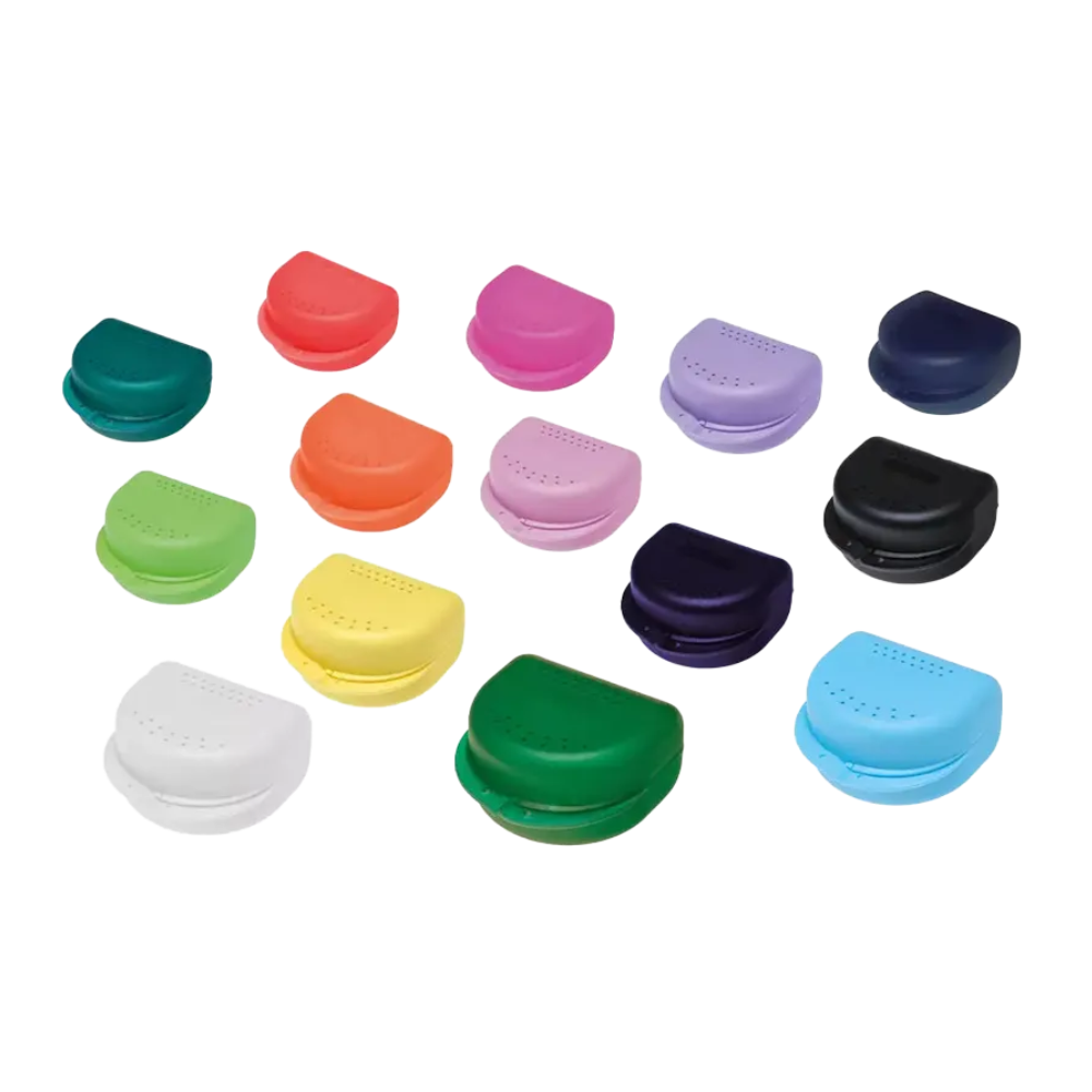 Découvrez la collection de boîtes à appareils dentaires AMPri PP Dental avec dix boîtes robustes en polypropylène durable. Ces boîtes sont disponibles en différentes couleurs telles que bleu-vert, rouge et vert citron, parfaites pour les travaux orthodontiques et conçues pour se démarquer sur un fond blanc immaculé.