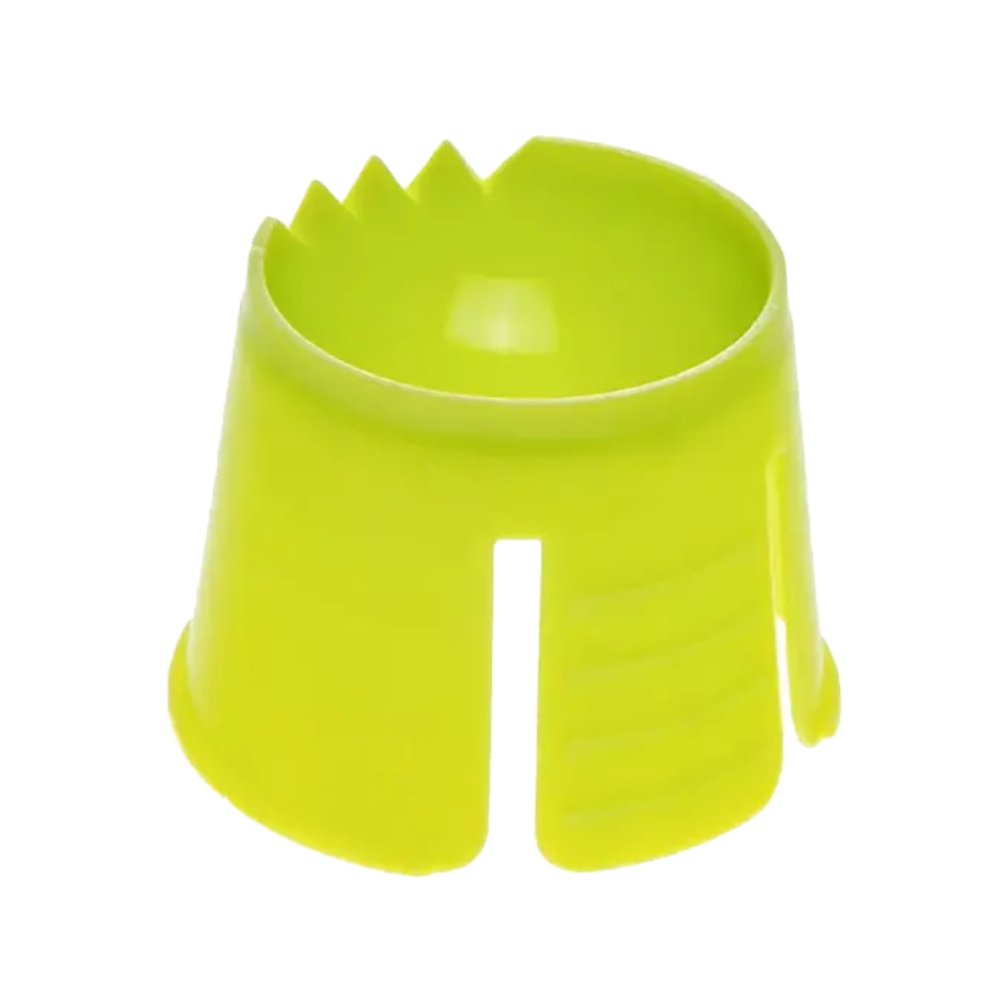 De AMPri PP wegwerp-dappenbeker, ontworpen voor eenmalig gebruik om tandheelkundige materialen te mengen en te meten, is een lichtgroen cilindrisch polypropyleen gereedschap met een open sleuf aan één kant en getande inkepingen langs de bovenrand. Het is afkomstig van het merk AMPri Handelsgesellschaft mbH.