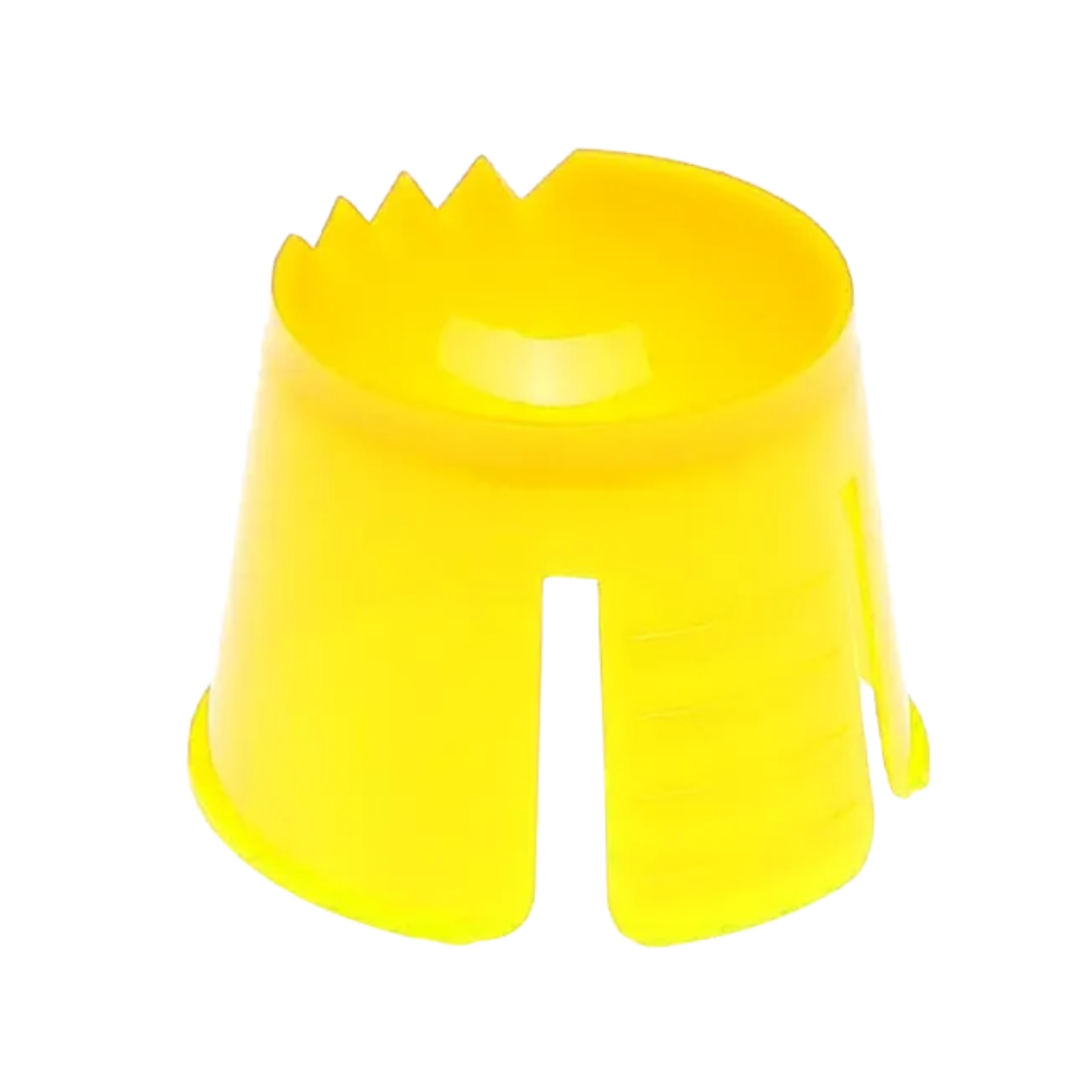 Een felgele AMPri wegwerp-dappenschaal van polypropyleen, ontworpen door de AMPri Handelsgesellschaft mbH, heeft een holle, cilindrische vorm met getande randen aan de ene kant en een open sleuf aan de tegenoverliggende kant.