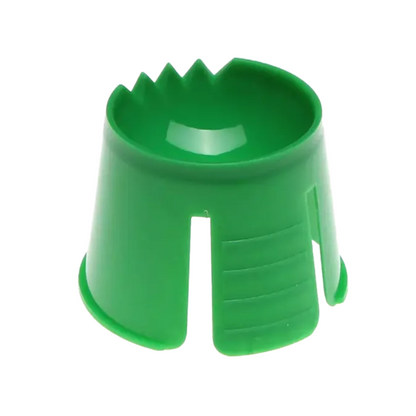 Een groen object van AMPri-polypropyleen, dat lijkt op een conische beker en inkepingen en sleuven aan de bovenrand heeft, die mogelijk dienen om een voorwerp vast te zetten of op zijn plaats te houden, dient als ideale wegwerp-dappenschaal voor het mengen en portioneren van tandheelkundige materialen.