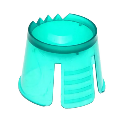 Een turkoois zandkasteelvorm van robuust polypropyleen heeft een cilindrische vorm met open bovenkant. Het heeft aan één kant een kleine getande rand en aan de onderkant drie verticale sleuven. Het lijkt op de wegwerp-dappenbeker van PP van AMPri, die wordt gebruikt voor het portioneren en mengen van tandheelkundige materialen.