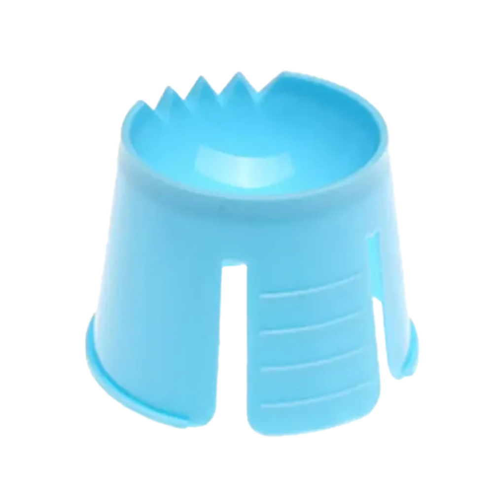 Een klauwvormig gereedschap van polypropyleen met afgeronde basis en open sleuven voor haarplaatsing, hier beschreven als 'AMPri PP wegwerp-dappenbeker' van de AMPri Handelsgesellschaft mbH.