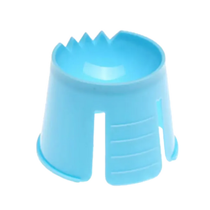 Een klauwvormig gereedschap van polypropyleen met afgeronde basis en open sleuven voor haarplaatsing, hier beschreven als 'AMPri PP wegwerp-dappenbeker' van de AMPri Handelsgesellschaft mbH.