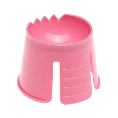 De AMPri PP wegwerp Dappenbak van AMPri Handelsgesellschaft mbH is een roze kunststofbak van duurzaam polypropyleen. Hij heeft een stabiele bodem en heeft binnenin kleine ribbels met verticale gleuven aan de zijkanten, die waarschijnlijk dienen om te grijpen of voor decoratieve doeleinden.