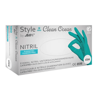 Une boîte de gants en nitrile AMPri STYLE CLEAN OCEAN non poudrés de la marque MED-COMFORT, de fabrication turque, gants d'examen jetables en nitrile. La boîte indique que les gants sont sans latex, non poudrés, non stériles et ambidextres. L'emballage mentionne principalement la couleur des gants en turc, ainsi que des informations en allemand et en anglais.
