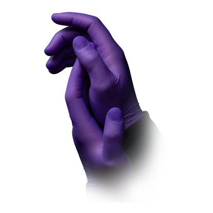Deux mains portent des gants en nitrile AMPri STYLE PRUNE sans poudre de MED-COMFORT, gants violet foncé entrelacés devant un fond blanc. Les gants, de l'AMPri Handelsgesellschaft mbH, suggèrent un contexte d'utilisation médicale ou de protection. Aux poignets, les manchettes d'un vêtement sombre sont visibles.