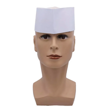 Ein Mannequinkopf ist mit einer AMPri Schiffchenhaube mit Vlieskrone geschmückt, einer weißen Einweg-Papierhaube, die typischerweise in der Lebensmittelindustrie verwendet wird und von der AMPri Handelsgesellschaft mbH stammt. Sie ist in der Größe verstellbar und in verschiedenen Farben erhältlich, alle vor einem makellos weißen Hintergrund.