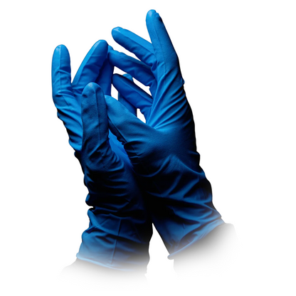 Une paire de mains avec des gants de protection chimique en nitrile AMPri SolidSafety High Risk Pro Type A est tenue devant un fond blanc, offrant une protection importante contre les produits chimiques.