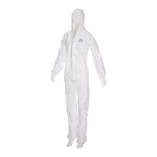 Der AMPri SolidSafety Schutzoverall Profi 2, erhältlich in den Größen L bis XXXL und hergestellt von der AMPri Handelsgesellschaft mbH, wird an einer Schaufensterpuppe präsentiert. Dieser weiße Schutzanzug hat eine Kapuze und lange Ärmel, einen Reißverschluss und ein aufgesticktes Logo. Seine mikroporöse Filmmembran bietet Profis in verschiedenen Umgebungen verbesserten Schutz und ist daher ideal für alle, die eine leistungsstarke Sicherheitsausrüstung benötigen.