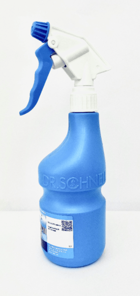 Un flacon pulvérisateur en plastique bleu de Dr. Schnell UNIMAGIC de DR.SCHNELL GmbH & Co. KGaA avec une buse de pulvérisation blanc-bleu se tient debout sur un fond blanc simple.