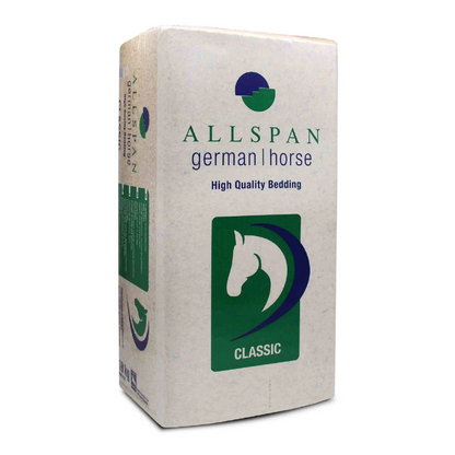 Het Allspan German Horse Classic houtkrullen strooisel-pakket heeft een groen-blauw paardenhoofd-logo met 'CLASSIC' in wit op groen. Dit overwegend witte, rechthoekige pakket met groene en blauwe accenten biedt stofarm strooisel voor maximaal comfort.