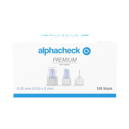 L'image montre une boîte d'aiguilles pour stylo Alphacheck PREMIUM, différentes tailles de Berger Med GmbH, conçues pour minimiser la douleur lors de l'administration d'insuline. L'emballage indique que les aiguilles mesurent 0,25 mm (31G) x 8 mm et que la boîte contient 105 pièces. Trois aiguilles pour stylo sont illustrées sur la boîte.