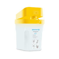 Un récipient en plastique blanc muni d'un couvercle jaune et portant l'inscription « Alphacheck professional – Boîte de collecte pour aiguilles de stylos | Paquet (1 pièce) ». Le récipient comporte des textes et des schémas en bleu illustrant les différentes étapes d'utilisation. Cette boîte de collecte professionnelle Alphacheck pour aiguilles de stylo | Paquet (1 pièce) de la société Berger Med GmbH garantit une élimination en toute sécurité des aiguilles de stylo Alphacheck usagées.