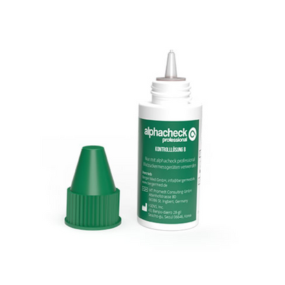 Image d'une petite bouteille blanche avec une étiquette verte et un bouchon vert, étiquetée « Alphacheck Professional Solution de contrôle A+ B | Paquet (2 bouteilles). » La bouteille est ouverte, le bouchon est à côté. Le texte sur l'étiquette verte semble être en allemand. Idéal pour une utilisation avec votre glucomètre de Berger Med GmbH.