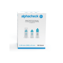 Een doos Alphacheck Professional pennaalden PLUS, verschillende maten. De witte doos met blauwe accenten bevat 100 stuks steriele naalden van 0,30 mm (30G) x 8 mm voor insuline-injecties. Op de voorkant staan afbeeldingen van drie pennaalden met tekst in blauw en zwart van Berger Med GmbH.