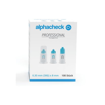 Een doos Alphacheck Professional pennaalden PLUS, verschillende maten. De witte doos met blauwe accenten bevat 100 stuks steriele naalden van 0,30 mm (30G) x 8 mm voor insuline-injecties. Op de voorkant staan afbeeldingen van drie pennaalden met tekst in blauw en zwart van Berger Med GmbH.