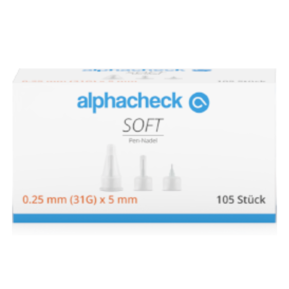 De afbeelding toont een doos Alphacheck Soft Pen-Nadels, verschillende maten, 105 stuks/verpakking van Berger Med GmbH. De overwegend witte doos met blauwe en oranje tekst bevat 105 stuks 0,25 mm (31G) x 5 mm naalden, perfect voor insuline-injecties en met een siliconen coating voor zachtere injecties.
