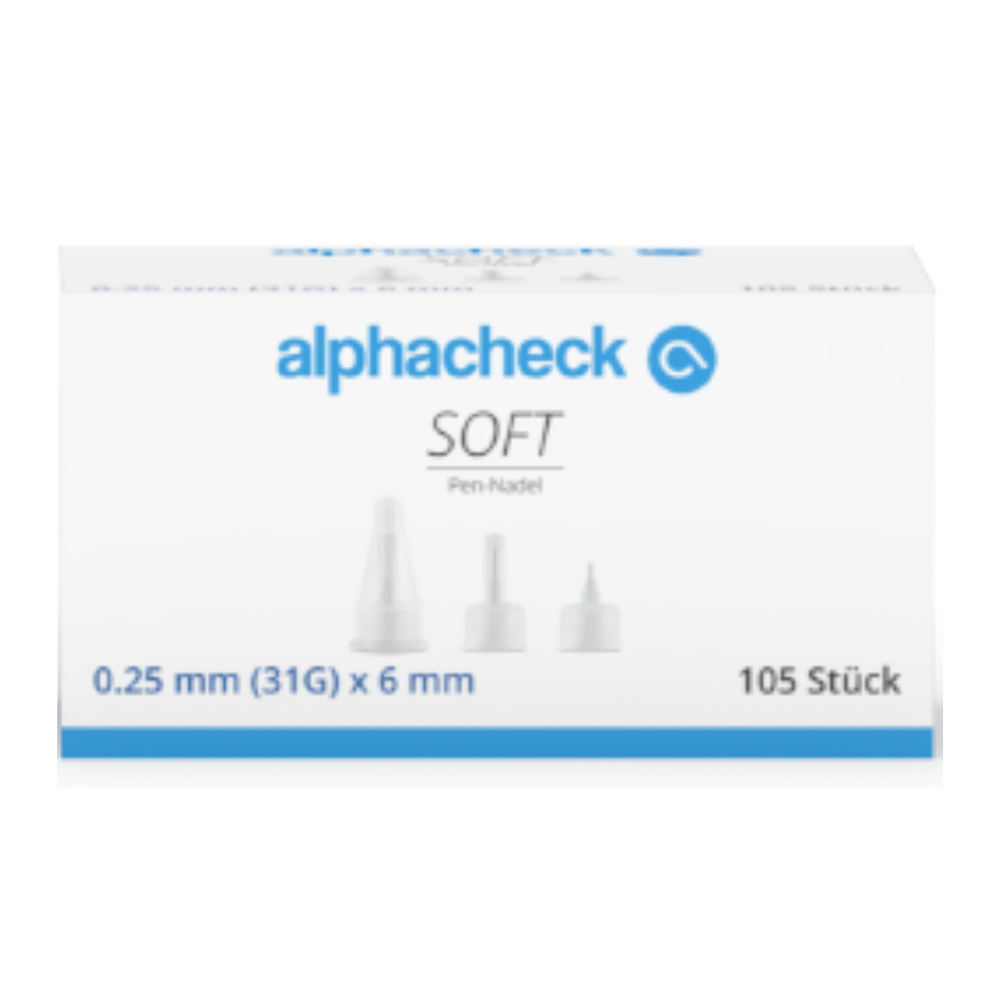 Een witte doos met de opdruk "Alphacheck soft Pen-Nadels, verschillende maten, 105 stuks/verpakking" met afbeeldingen van drie pen-naalden, die de maat 0,25 mm (31G) x 6 mm aangeven en een siliconen coating voor een zachte insuline-injectie hebben. De doos bevat 105 stuks van het merk Berger Med GmbH, met tekst voornamelijk in blauw en grijs.