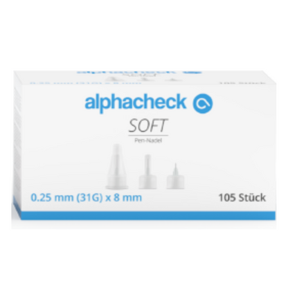 Een doos Alphacheck Soft Pen-Nadels, verschillende maten, 105 stuks/verpakking van Berger Med GmbH. De witte doos met blauwe tekst geeft aan dat de naalden een diameter van 0,25 mm (31G) en een lengte van 8 mm hebben en bedoeld zijn voor de insuline-injectie. Elke naald heeft een siliconen coating voor een soepele toepassing. De doos bevat 105 stuks en heeft aan de voorkant afbeeldingen van de naaldcomponenten.