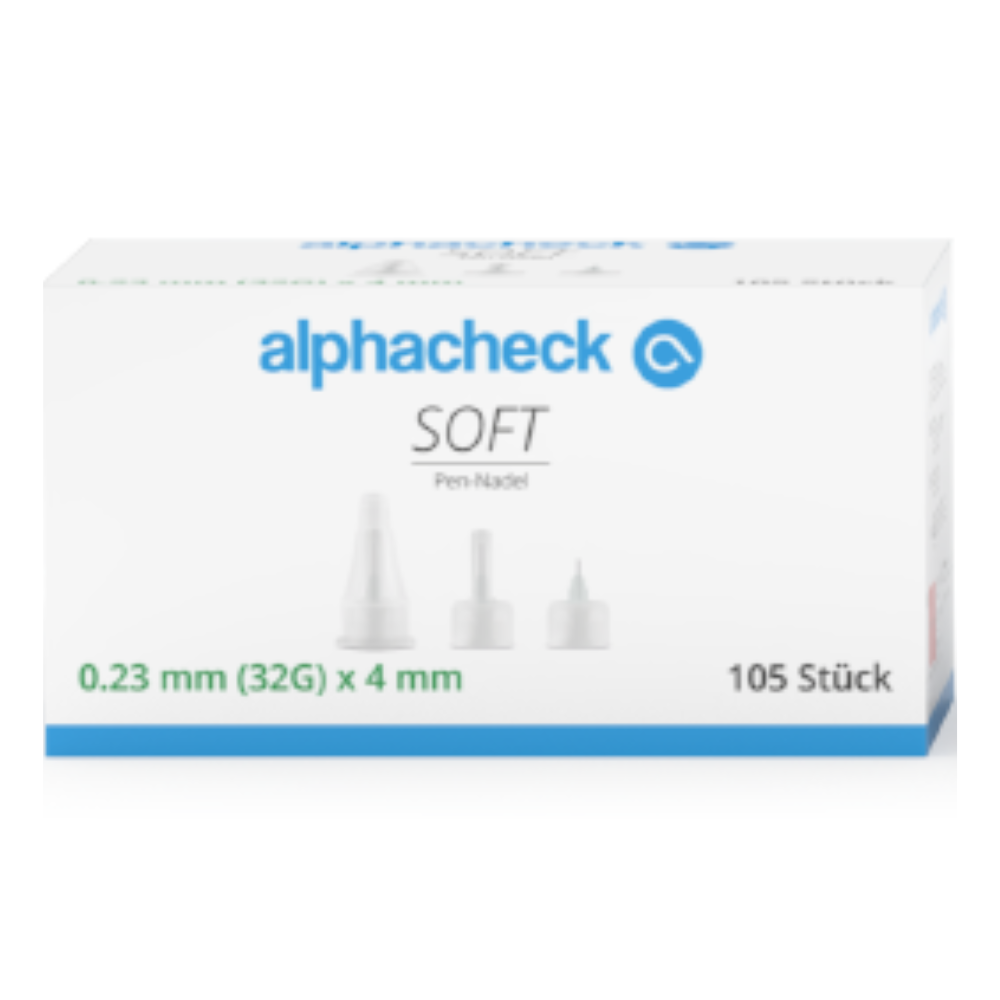 Een witte doos met een blauw etiket "alphacheck SOFT Pen-Nadel" bevat 105 stuks Alphacheck Soft Pen-Nadels, verschillende maten, 105 stuks/verpakking van Berger Med GmbH, met de afmetingen 0,23 mm (32G) x 4 mm. De naalden zijn ideaal voor insuline-injecties en hebben een siliconen coating. De doos toont aan de voorkant afbeeldingen van de naalden, hun doppen en tekst in het Duits.