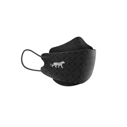 De Altruan Designer-gezichtsmasker Deeltjesfilterend (FFP2-norm) in zwart valt op door een eenvoudig geometrisch patroon met een geborduurde witte tijger aan de zijkant. Dit masker biedt oorlussen en een ergonomische pasvorm voor meer comfort en is verkrijgbaar in een verpakking met 10 maskers.