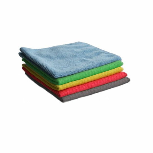 Un lot de chiffons en microfibres Arcora BASIC-LINE, de couleur bleue, verte, jaune et rouge, est présenté de manière claire sur un fond blanc ; ils sont parfaits pour le nettoyage d'entretien.