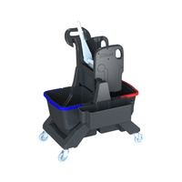 De Arcora Ecoblack 45 dubbele dweilemmer van Arcora International GmbH is een dweilemmerset op wieltjes die voor 97 % uit gerecycled materiaal bestaat en is voorzien van blauwe en rode vakken voor efficiënt schoonmaken, evenals een geïntegreerd uitwringmechanisme en een handgreep.