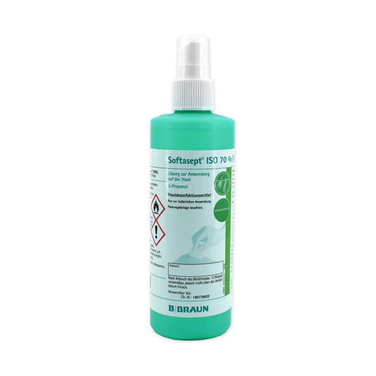 Een groene fles met het opschrift „B. Braun „Softasept ISO 70% huidontsmetting”, dat is voorzien van een sproeikop en bestemd is voor huidontsmetting, bevat een alcoholhoudend ontsmettingsmiddel dat werkzaam is tegen bacteriën. Op het etiket staan verschillende symbolen en veiligheidsaanwijzingen; onderaan staat de merknaam „B. Braun "Deutschland GmbH & Co. KG" vermeld.