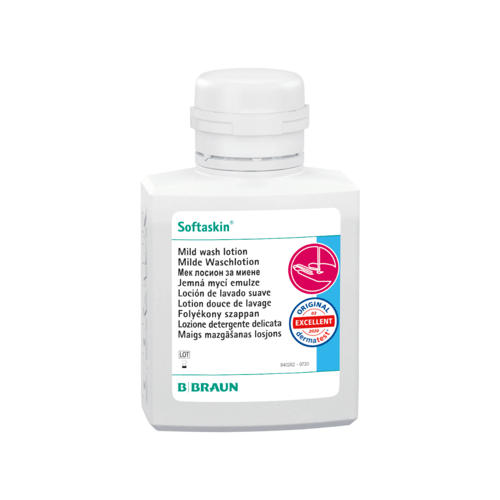 Sur une bouteille blanche est écrit « B. Braun Softaskin® Waschlotion » et un texte multilingue décrit la lotion comme une lotion lavante douce et respectueuse de l'environnement. Un sceau de qualité est placé en évidence sur la bouteille et le nom « B. Braun Deutschland GmbH & Co. KG » est imprimé au bas, garantissant que la lotion est sans microplastiques.