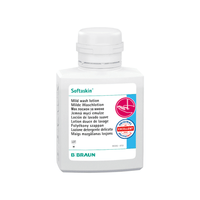 Op een witte fles staat „B. Braun "Softaskin® waslotion" en in een meertalige tekst wordt de lotion omschreven als een milde, milieuvriendelijke waslotion. Op de fles is opvallend een kwaliteitskeurmerk aangebracht en op de bodem staat de naam „B. Braun Er staat „Deutschland GmbH & Co. KG“ op gedrukt, wat garandeert dat de lotion vrij is van microplastics.