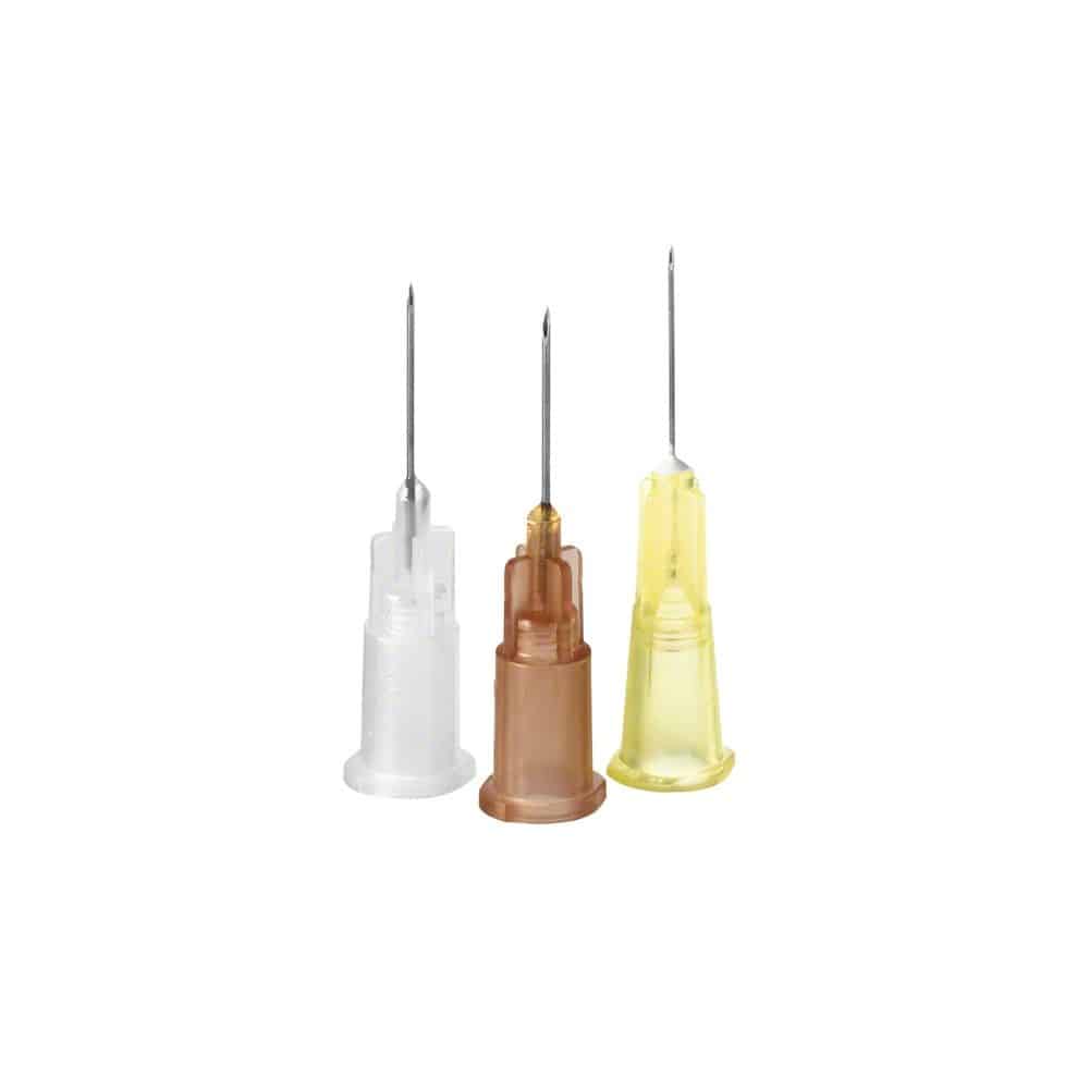 Trois aiguilles à insuline Sterican® B. Braun, chacune avec une base en plastique de couleur différente - une transparente, une marron et une jaune - se tiennent debout devant un fond blanc simple. Ces aiguilles sont équipées de canules stériles pour une application précise et sont compatibles avec les systèmes Luer-Lock standard pour une administration sûre de l'insuline.