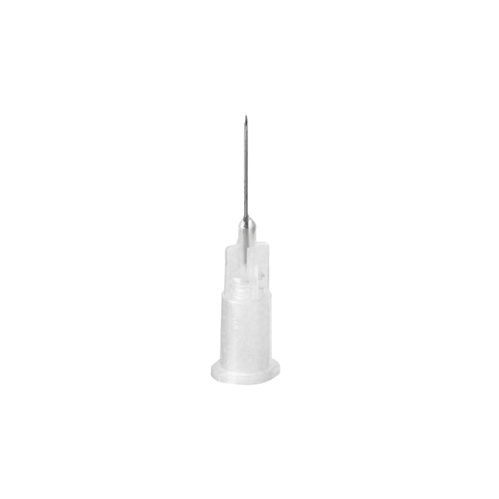 Un gros plan de la canule à insuline Sterican® B. Braun avec une base en plastique transparente et une pointe métallique fine pour les injections d'insuline devant un fond blanc simple.