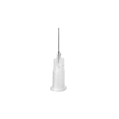 Un gros plan de la canule à insuline Sterican® B. Braun avec une base en plastique transparente et une pointe métallique fine pour les injections d'insuline devant un fond blanc simple.