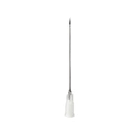 De B. Braun Sterican® intramusculaire naald – 100 stuks, vervaardigd door B. Braun Deutschland GmbH & Co. KG is een hoogwaardige medische injectienaald van chroom-nikkelstaal met een scherpe metalen punt en een doorzichtige kunststof basis, die zich elegant aftekent tegen een eenvoudige witte achtergrond.