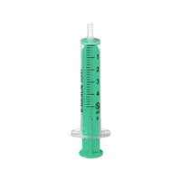 Un flacon vert de 2 ml —B. Braun Seringue à usage unique Injekt® Luer Solo, fabriquée par B. Braun Deutschland GmbH & Co. KG, avec un corps transparent et des marquages bien visibles. Dotée d'un embout Luer, d'un capuchon amovible et d'une poignée, la seringue est représentée en position verticale sur un fond blanc.