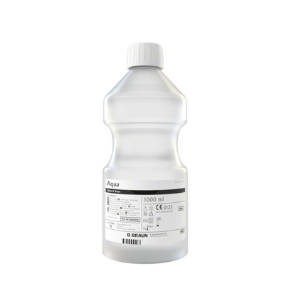 De B. Braun Aqua Ecotainer® Topische Spoeloplossing, een transparante kunststof fles met een inhoud van 1000 ml, is gemaakt van milieuvriendelijk polypropyleen. Ze heeft een witte dop en is voorzien van verschillende symbolen en teksten, waaronder de B. Braun-branding en instructies voor het gebruik van de topische spoeloplossing.
