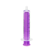 Een paarse B.Braun Exadoral®-wegwerpspuit voor orale toediening van medicijnen en vloeistoffen, vervaardigd uit kunststof, met maatstreepjes van 1 tot 10 milliliter en een doorzichtige beschermdop, ideaal voor nauwkeurige orale toediening, voorzien van technologie van B. Braun Duitsland GmbH & Co. KG.