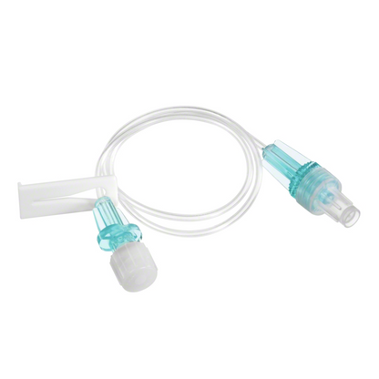 De afbeelding toont de B. Braun Kleinvolumige verlengleiding voor infusies, een 30 cm lange transparante medische IV-verlengset van B. Braun Deutschland GmbH & Co. KG, met een witte L-vormige clip en een blauwe Luer-Lock-aansluiting. Het is ontwikkeld met het oog op veiligheid, heeft vergrendelingsmechanismen aan elk uiteinde en is vrij van latex en DEHP om te voldoen aan de normen voor kleinvolumige verlengleidingen.