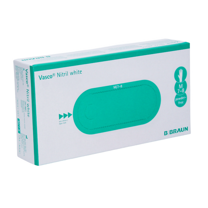 De afbeelding toont een doos witte B. Braun Vasco® nitril wegwerphandschoenen van B. Braun Deutschland GmbH & Co. KG, gemarkeerd als medium maat 7-8 en poedervrij. De verpakking benadrukt de latexvrije nitrilhandschoenen met blauwgroene accenten en tekst op een overwegend witte achtergrond.