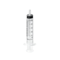 La B. Braun Seringue à usage unique Omnifix® Luer Solo de la B. Braun Deutschland GmbH & Co. KG est une seringue en plastique transparente et sans latex d'une capacité de 5 millilitres. Elle est dotée de graduations en millilitres de couleur noire et d'un piston gris, dispose d'un embout Luer et est conditionnée à l'état stérile pour une utilisation optimale.