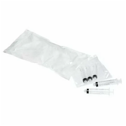 Cinq seringues B.Braun ProSet Intrafix® Primeline Omnifix de la marque B. Braun Deutschland GmbH & Co. KG reposent sur un fond blanc, trois dans un emballage en plastique transparent, deux sont déballées et se détachent sur un fond clair et simple.