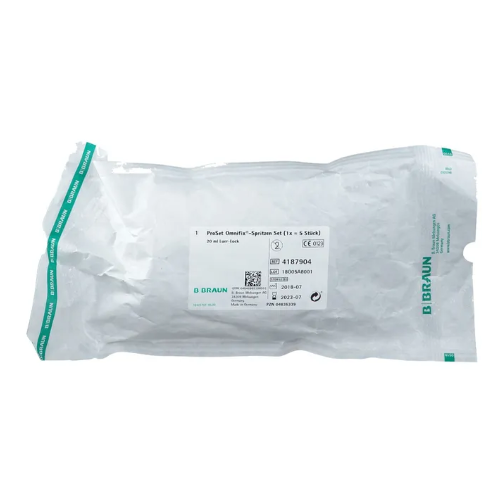 Un emballage en plastique transparent porte le logo B.Braun, les détails du produit et les codes-barres sur un fond blanc et contient le set de seringues Perfusor Omnifix avec la désignation « B.Braun ProSet Intrafix® Primeline Omnifix-Spritzen Set 20 ml LL | 1 pièce » de B. Braun Deutschland GmbH & Co. KG.