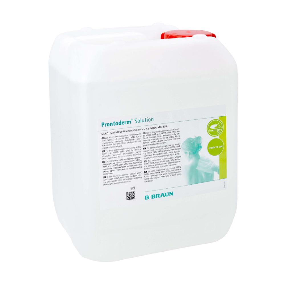 Een ruime witte container met draaggreep, waarin zich 'B.Braun Prontoderm®-oplossing voor MRE-dekolonisatie van huid en slijmvliezen' van B. Braun Deutschland GmbH & Co. KG bevindt, zorgt voor uitstekende huidvriendelijkheid. Het etiket bevat een kleine tekst en een groen logo, evenals een afbeelding van een persoon. De speciaal voor MRE-dekolonisatie ontwikkelde container is veilig afgesloten met een rode dop.