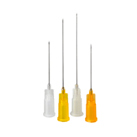 Vier injectienaalden met gekleurde basisdelen staan rechtop. De basisdelen lijken op die van de B. Braun Sterican®-producten voor tandheelkundige anesthesie en zijn wit, geel en oranje. Deze wegwerpcanules zijn bedoeld voor tandheelkundige anesthesietoepassingen van B. Braun Deutschland GmbH & Co. KG en variëren in lengte, van de kortste tot de langste.