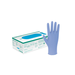 Een doos B. Braun Op de afbeelding zijn Vasco® blauwe nitril-onderzoekshandschoenen met opgerolde rand te zien, bestemd voor medisch gebruik. Daarnaast staat een handschoen rechtop. Op de doos staan tekst en afbeeldingen met gedetailleerde specificaties en handelsmerken van B. Braun Deutschland GmbH & Co. KG, die duidelijk als latexvrij zijn aangeduid.